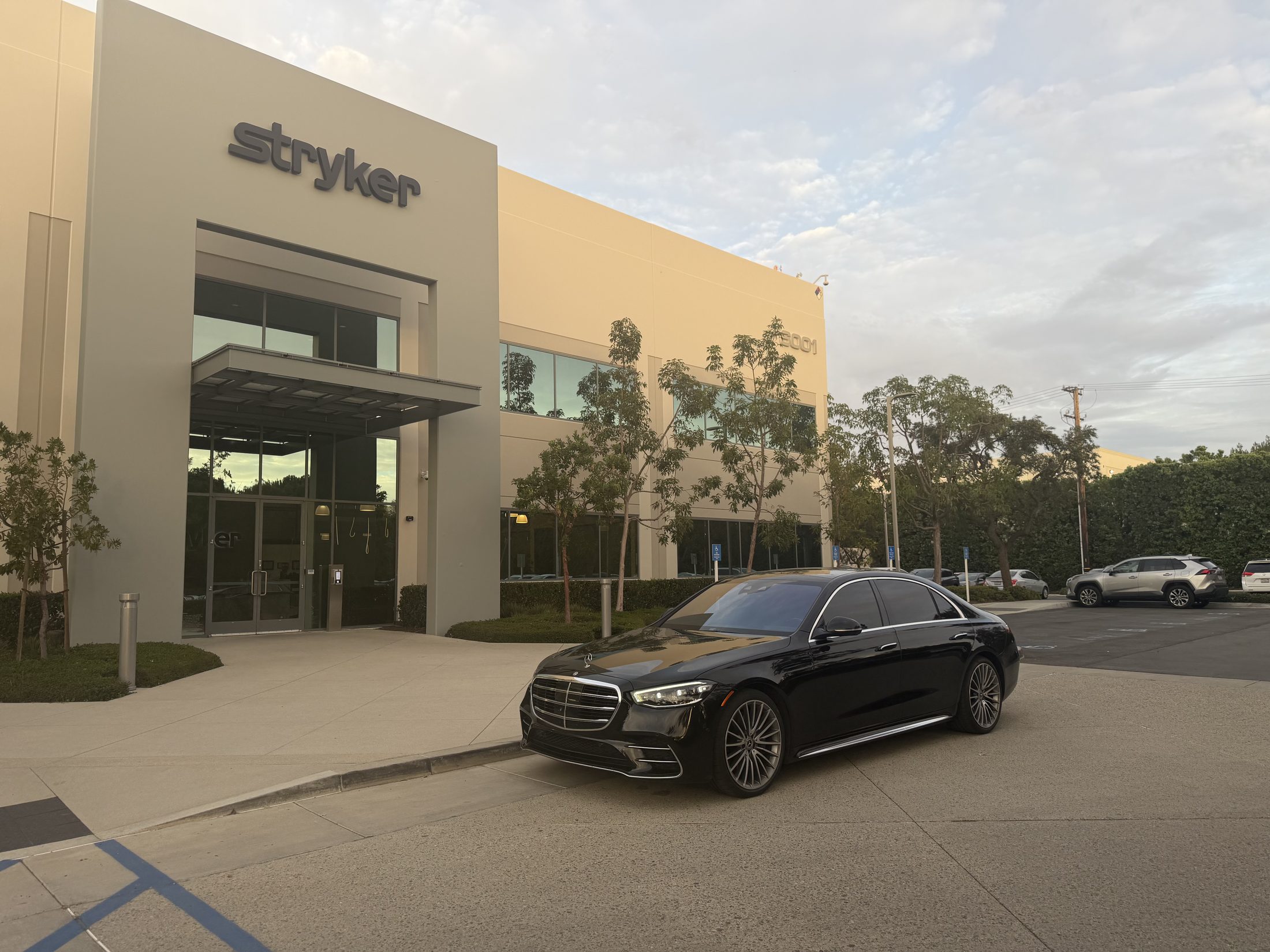Luxier Mercedes S580 outside a corporate headquarters